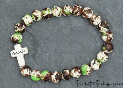Pulsera de Cuentas de Piedra de Colores Vivos y Cruz Tono Hueso Verde-Negro