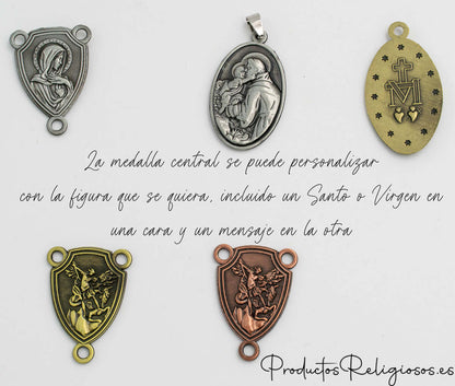 Medallas centrales metálicas con relieves de la Virgen María, San Antonio y San Miguel Arcángel.