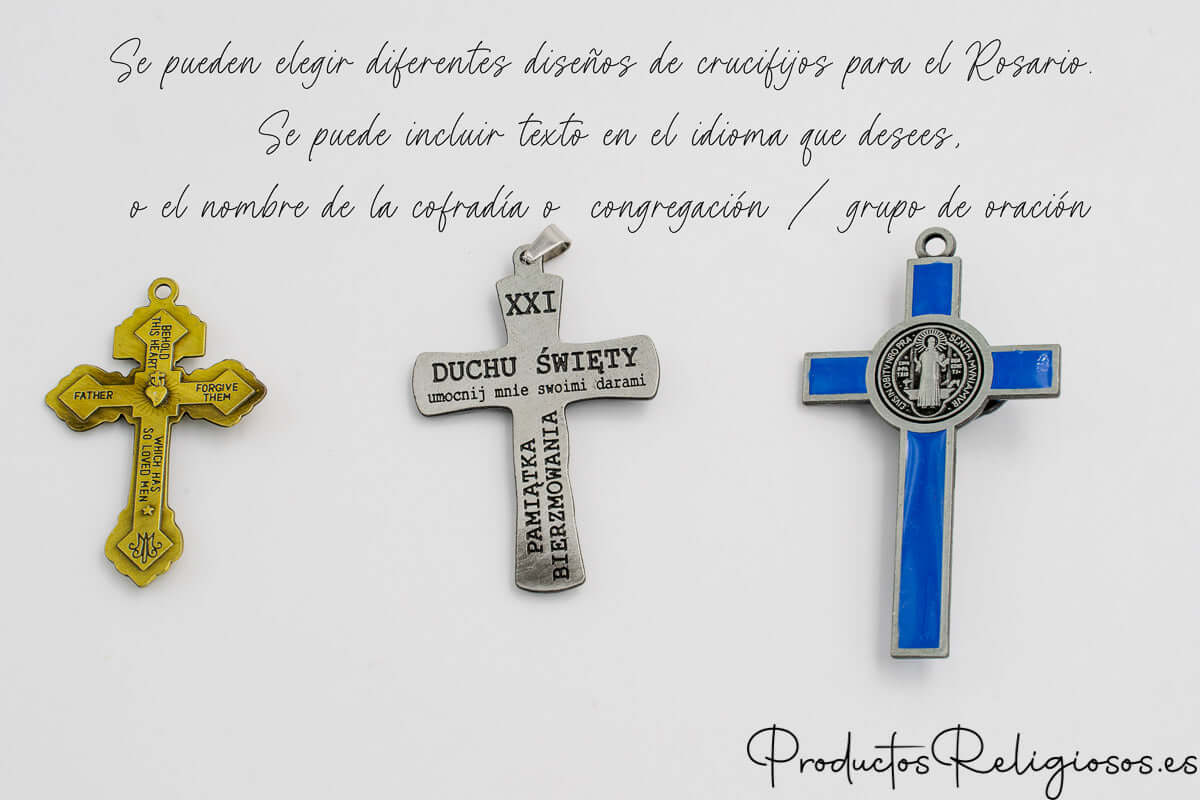 Crucifijos metálicos para rosarios personalizables con textos en varios idiomas y motivos religiosos.