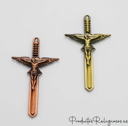 Cruces con diseño de espada en acabados metálicos de cobre y latón para montaje de rosarios.
