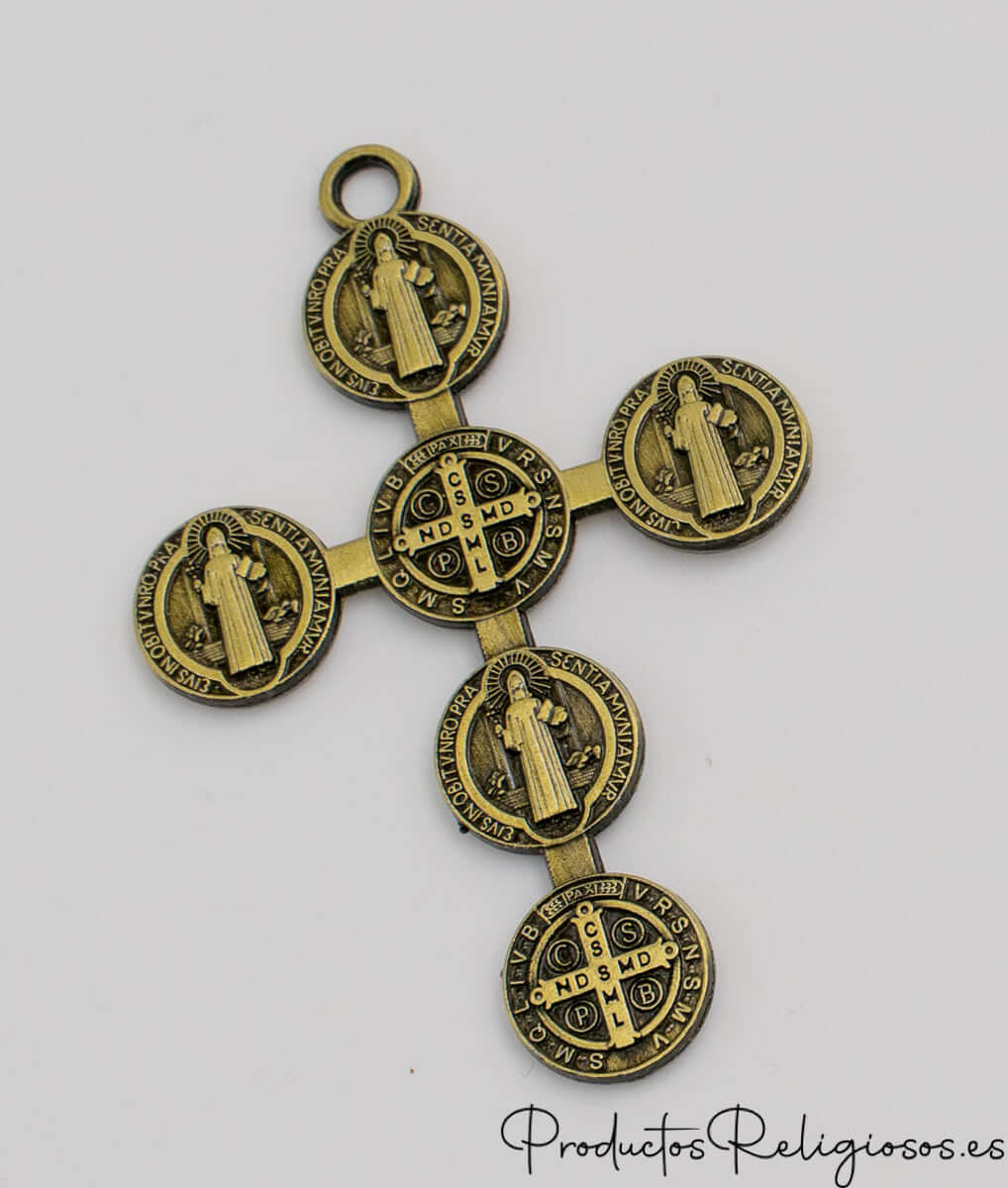 Cruz de San Benito elaborada con múltiples medallas circulares de metal dorado envejecido.