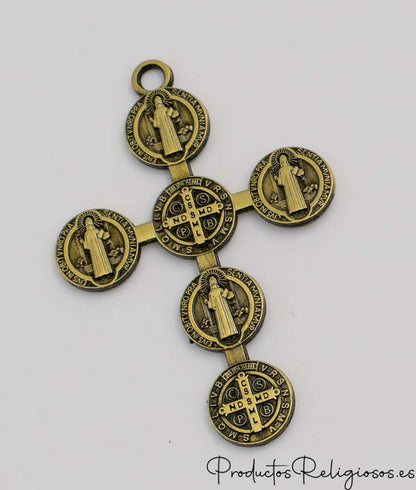 Cruz de San Benito elaborada con múltiples medallas circulares de metal dorado envejecido.