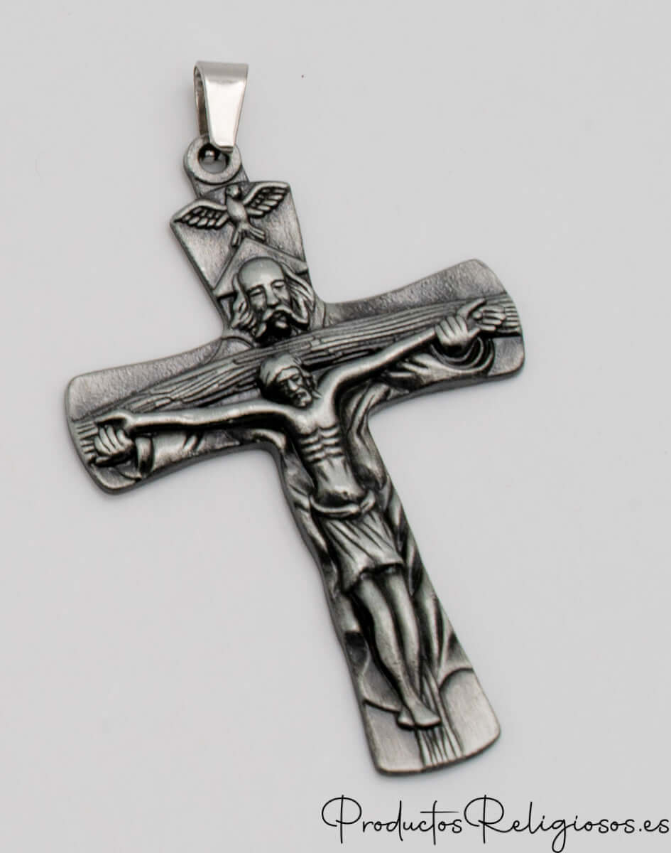Crucifijo de metal plateado con figuras de la Santísima Trinidad y el Espíritu Santo.