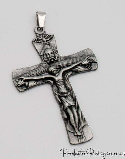 Crucifijo de metal plateado con figuras de la Santísima Trinidad y el Espíritu Santo.