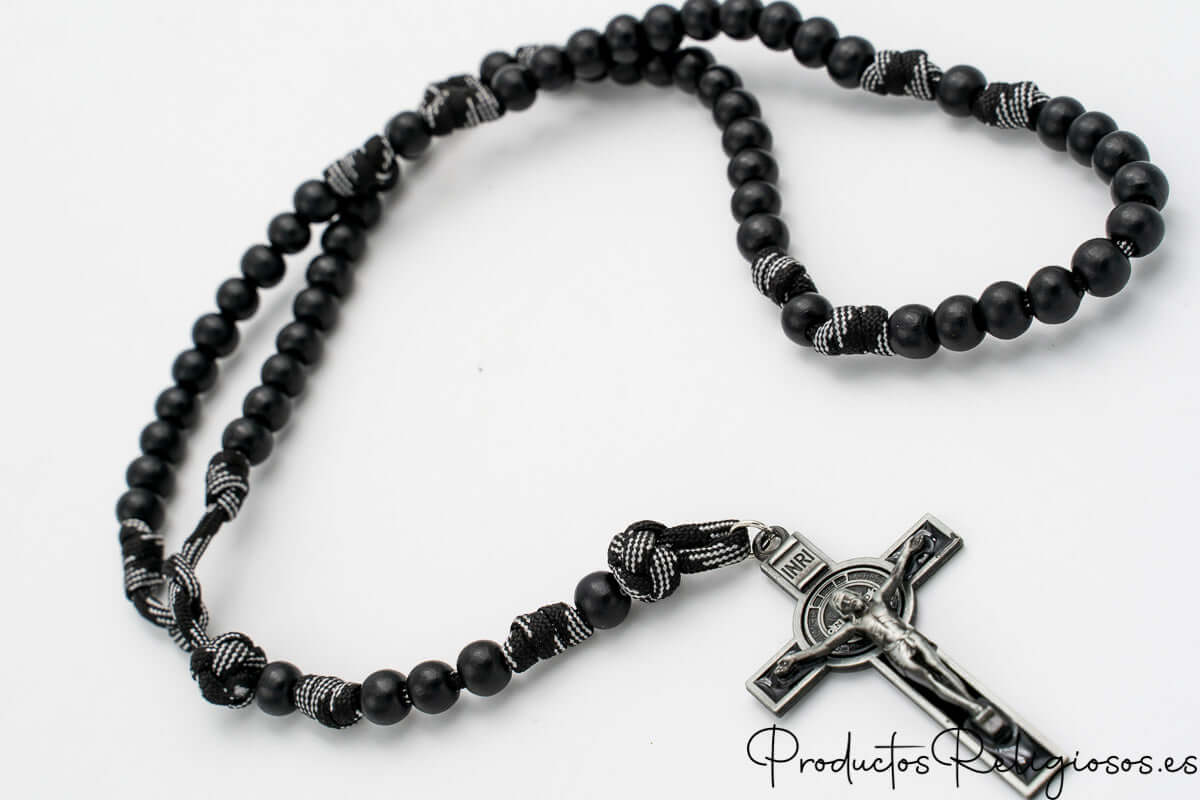 Rosario de cuentas negras con nudos de cuerda de paracaídas bicolor y cruz de San Benito.