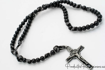 Rosario de cuentas negras con nudos de cuerda de paracaídas bicolor y cruz de San Benito.