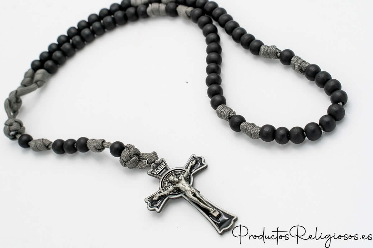 Rosario con cuentas de madera negra y cordón gris de alta resistencia con crucifijo plateado.