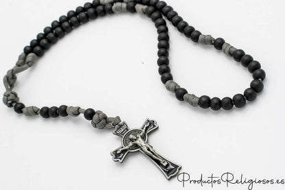 Rosario con cuentas de madera negra y cordón gris de alta resistencia con crucifijo plateado.