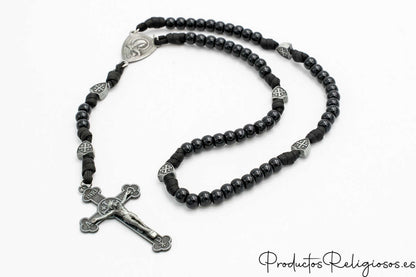 Rosario de cuentas negras brillantes con separadores metálicos troquelados y cruz de San Benito.