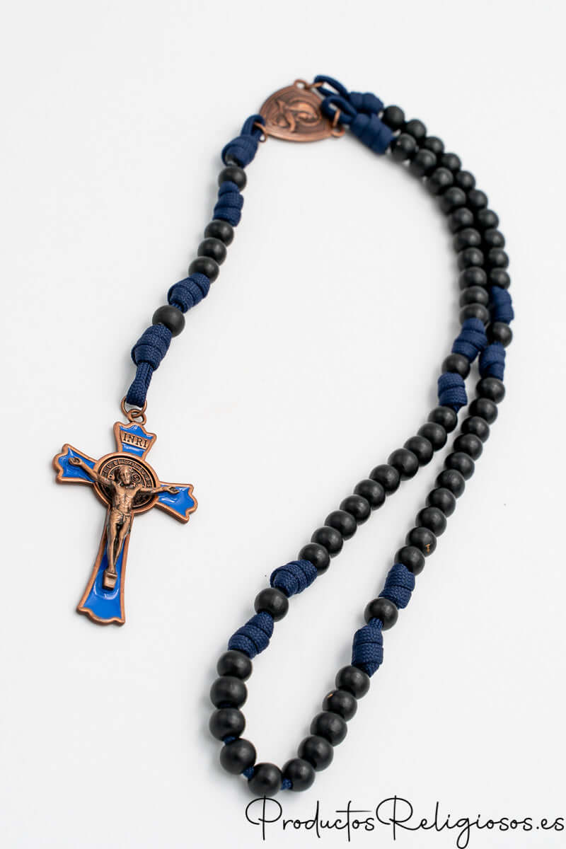 Rosario de cuentas negras y cuerda de paracaídas azul con crucifijo esmaltado en azul intenso.