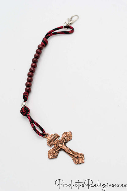 Decenario de cuentas de madera color caoba con cordón trenzado rojo y negro y cruz decorada.