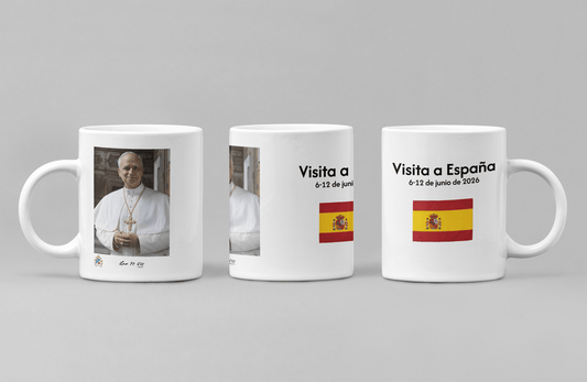 Tres tazas de cerámica blanca mostrando el retrato del Papa Leon XIV y la bandera de España.