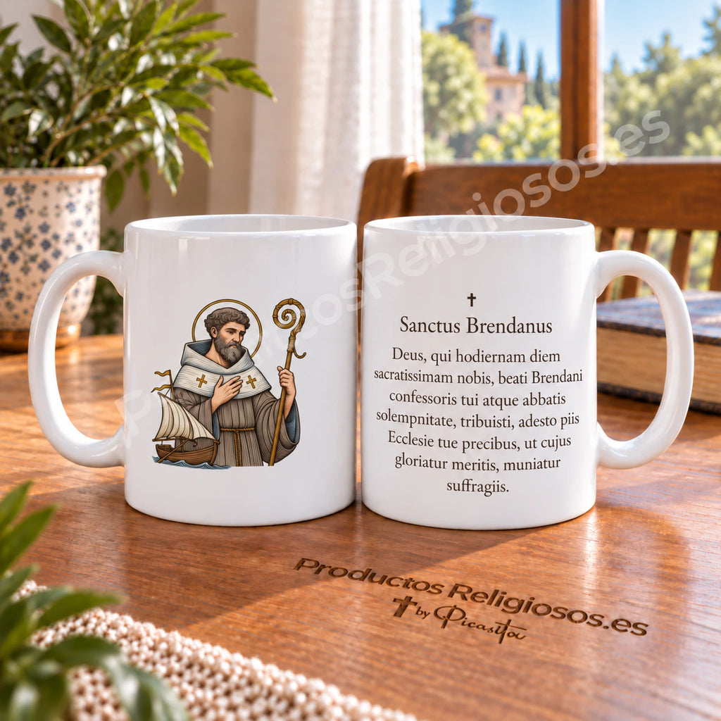 Tasse mit dem heiligen Brendan dem Seefahrer, Motiv 2 in Farbe und Gebetsauszug auf Latein. Ansichten der Illustration und Rückseite in einer Produktszene.