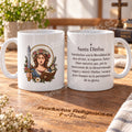 Taza de Santa Dinfna, diseño 1 a color y oración histórica en español. Vistas de la ilustración y el reverso en una escena de producto.