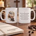 Caneca de Santa Gertrudes, desenho 3 a cores e oração histórica em espanhol. Vistas da ilustração e do verso numa cena de produto.