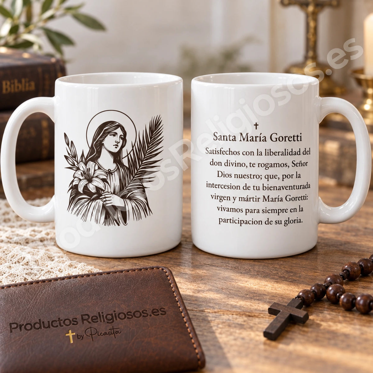 Tasse de sainte Maria Goretti, motif 4 à l’encre foncée et prière historique en espagnol. Vues de l’illustration et du revers dans une scène de produit.