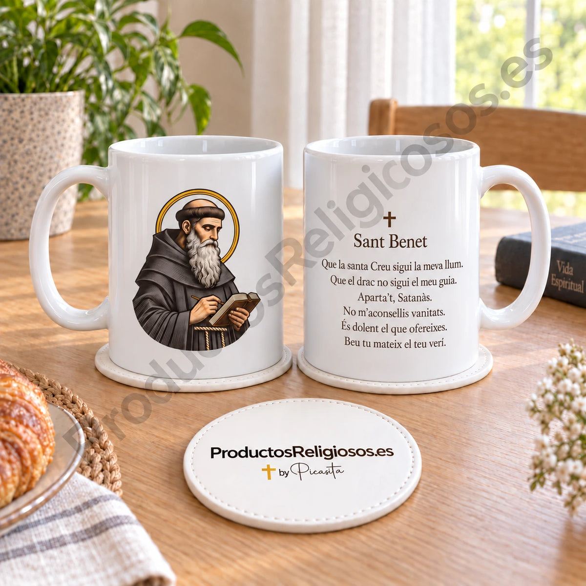 Os dois lados da nossa caneca de São Bento, com a ilustração 1 a cores e a oração em catalão.