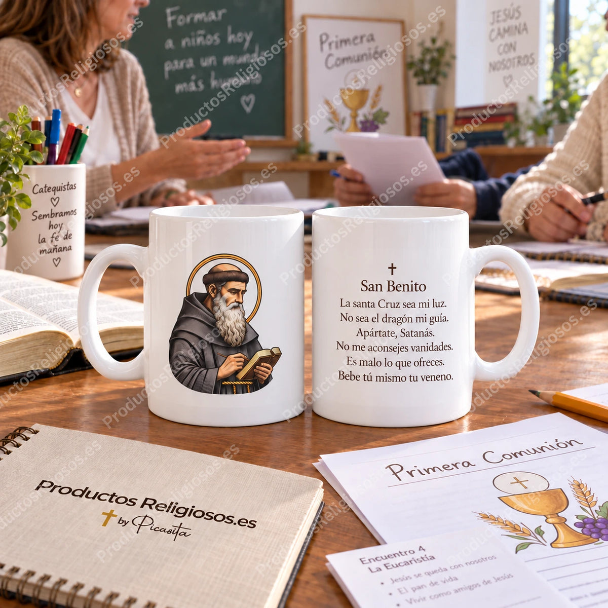 Os dois lados da nossa caneca de São Bento, com a ilustração 1 a cores e a oração em espanhol.