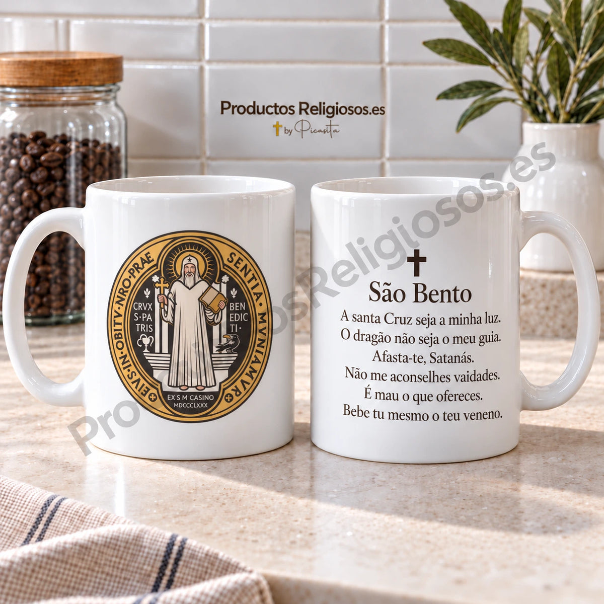 Os dois lados da nossa caneca de São Bento, com a ilustração 6 a cores e a oração em português.