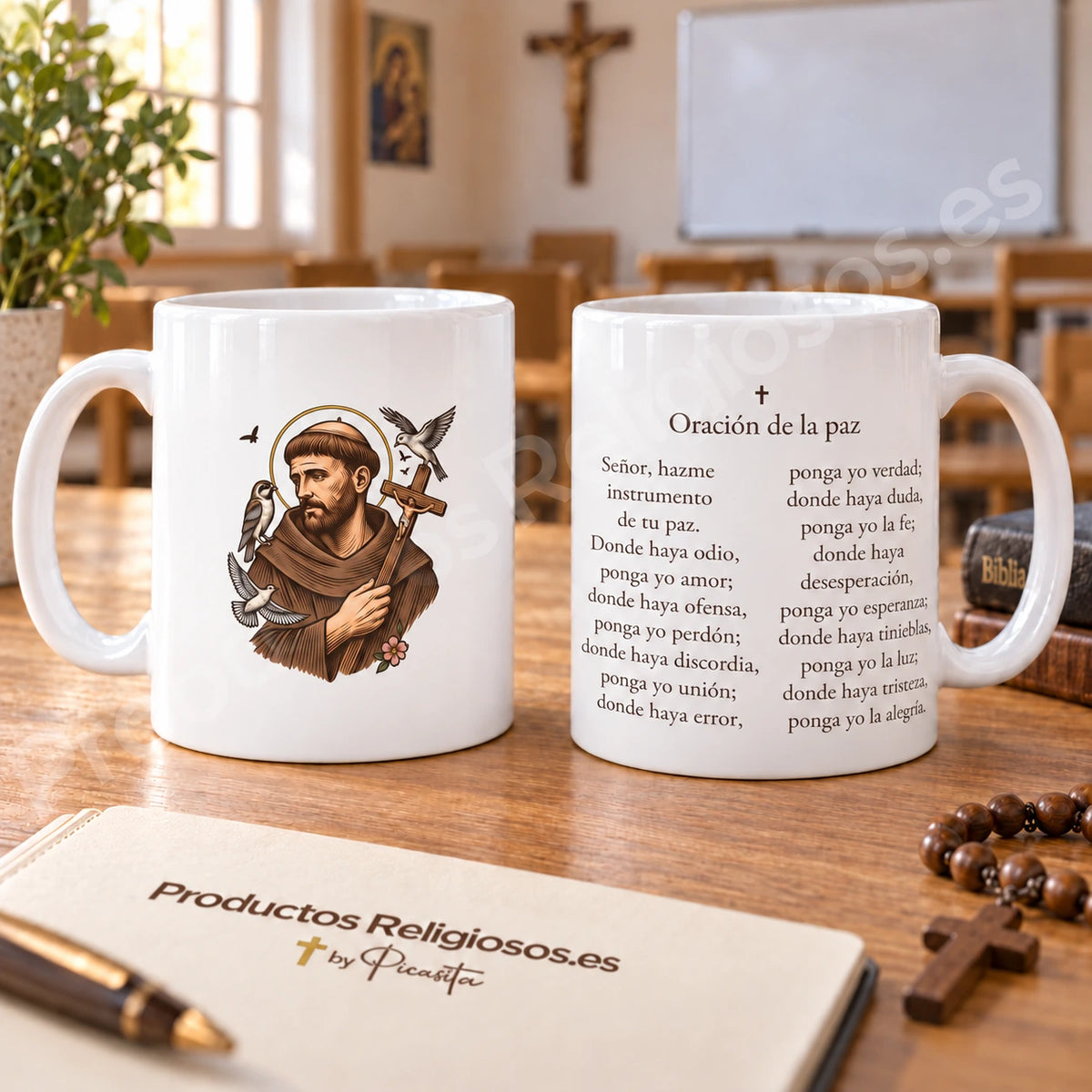 Tasse de saint François d’Assise, motif 3, en couleur, avec la prière pour la paix en espagnol. Vues de l’illustration et du verso dans une scène de produit.