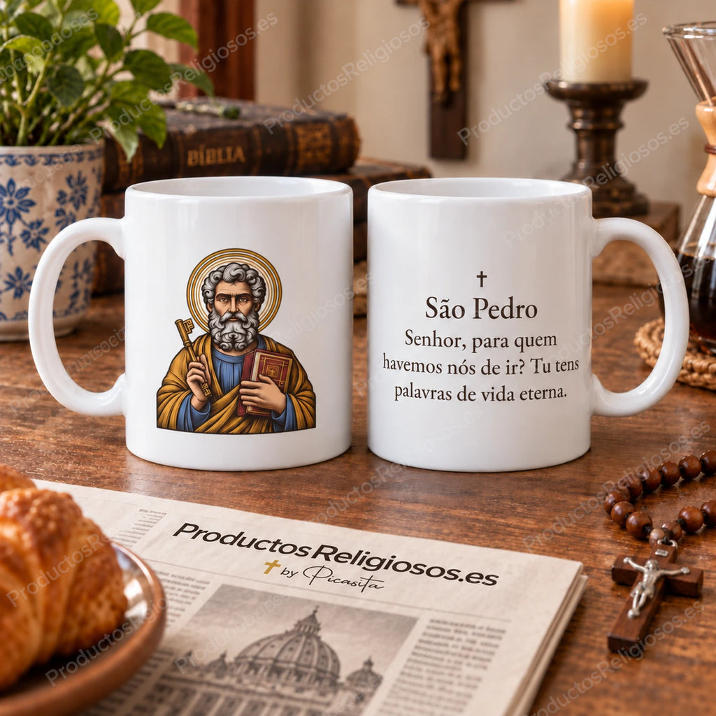 Caneca de São Pedro apóstolo, desenho 3 a cores e texto de João 6,68 em português. Vistas da ilustração e do verso numa cena de produto.