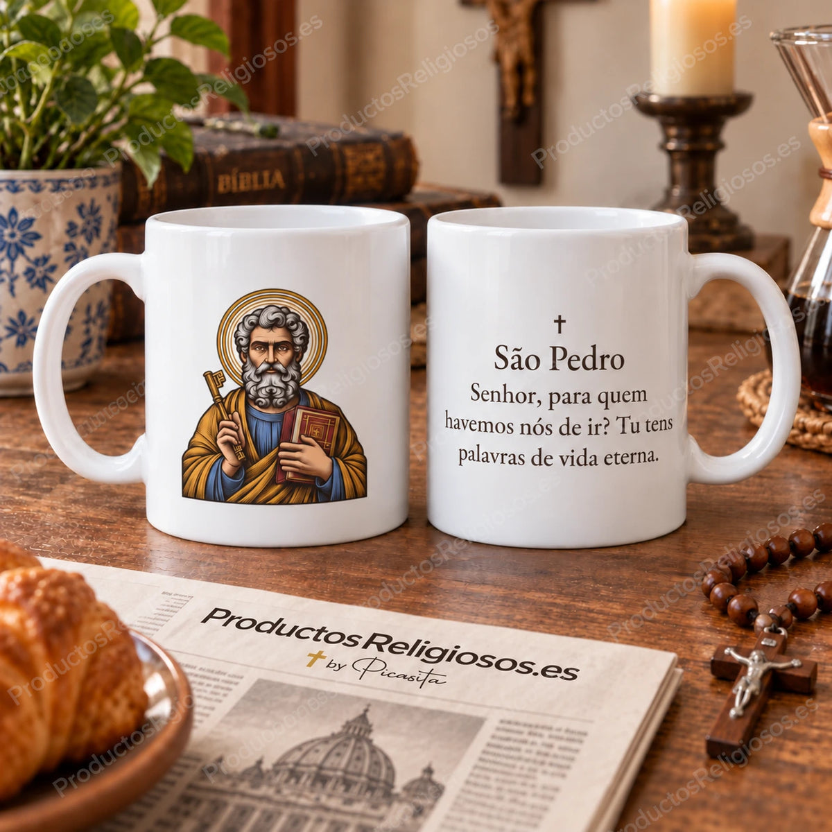 Caneca de São Pedro apóstolo, desenho 3 a cores e texto de João 6,68 em português. Vistas da ilustração e do verso numa cena de produto.