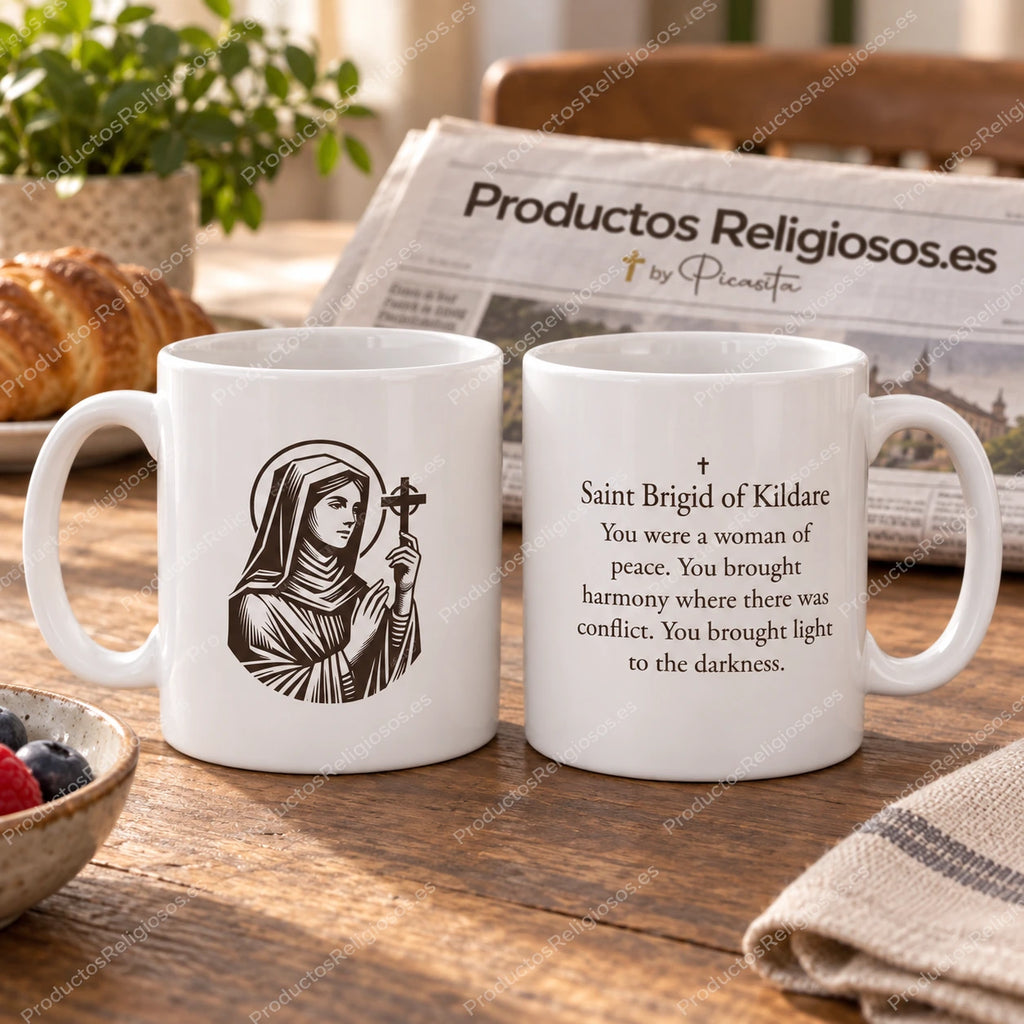 Tasse mit dem heiligen Brigida, Motiv 4 in dunkler Tinte und Gebetsauszug auf Englisch. Ansichten der Illustration und Rückseite in einer Produktszene.