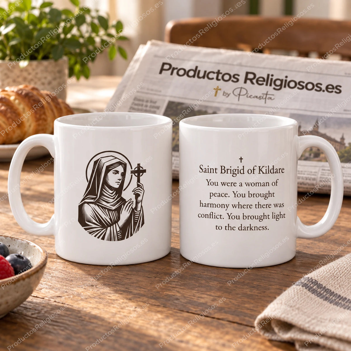 Tasse mit dem heiligen Brigida, Motiv 4 in dunkler Tinte und Gebetsauszug auf Englisch. Ansichten der Illustration und Rückseite in einer Produktszene.
