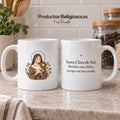 Tasse de sainte Claire d’Assise, motif 2 en couleur avec prière en espagnol. Vues de l’illustration et du revers dans une scène de produit.