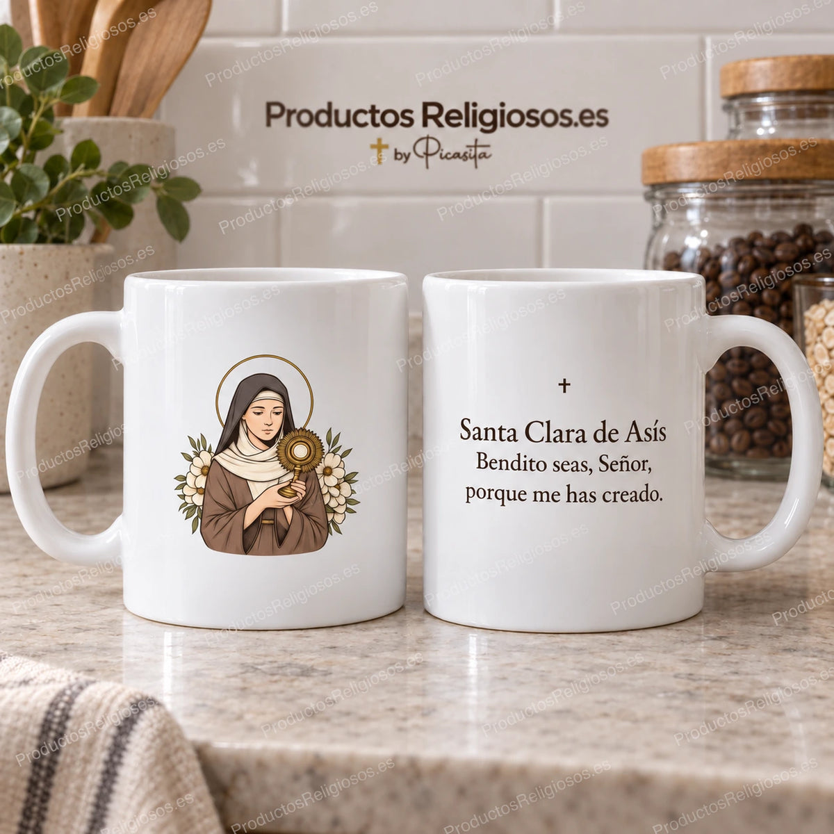 Tasse de sainte Claire d’Assise, motif 2 en couleur avec prière en espagnol. Vues de l’illustration et du revers dans une scène de produit.