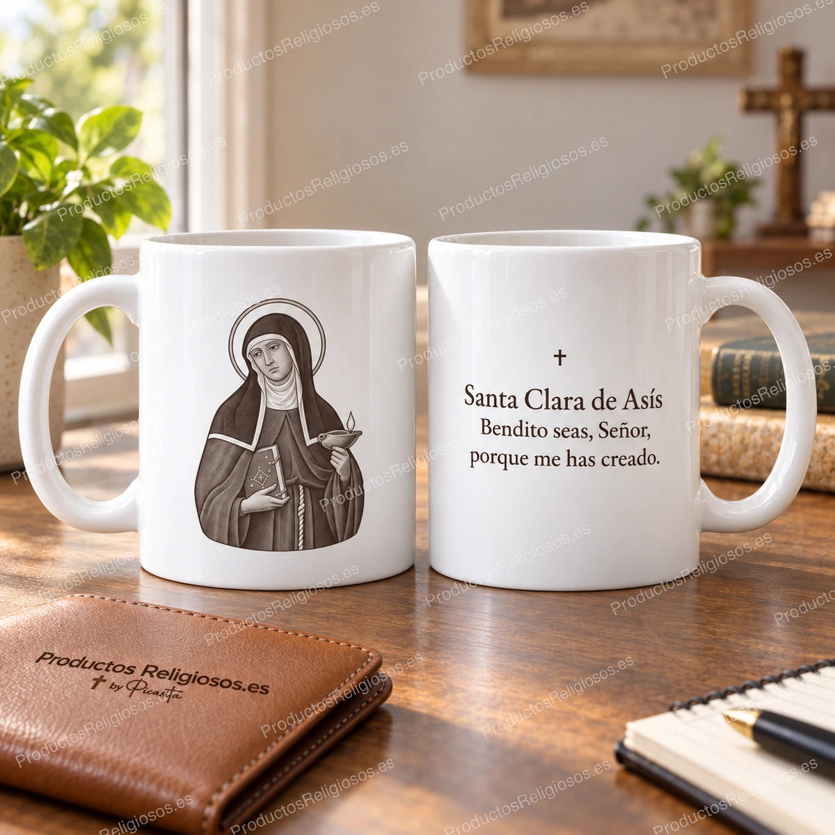 Tasse de sainte Claire d’Assise, motif 4 en encre foncée avec prière en espagnol. Vues de l’illustration et du revers dans une scène de produit.