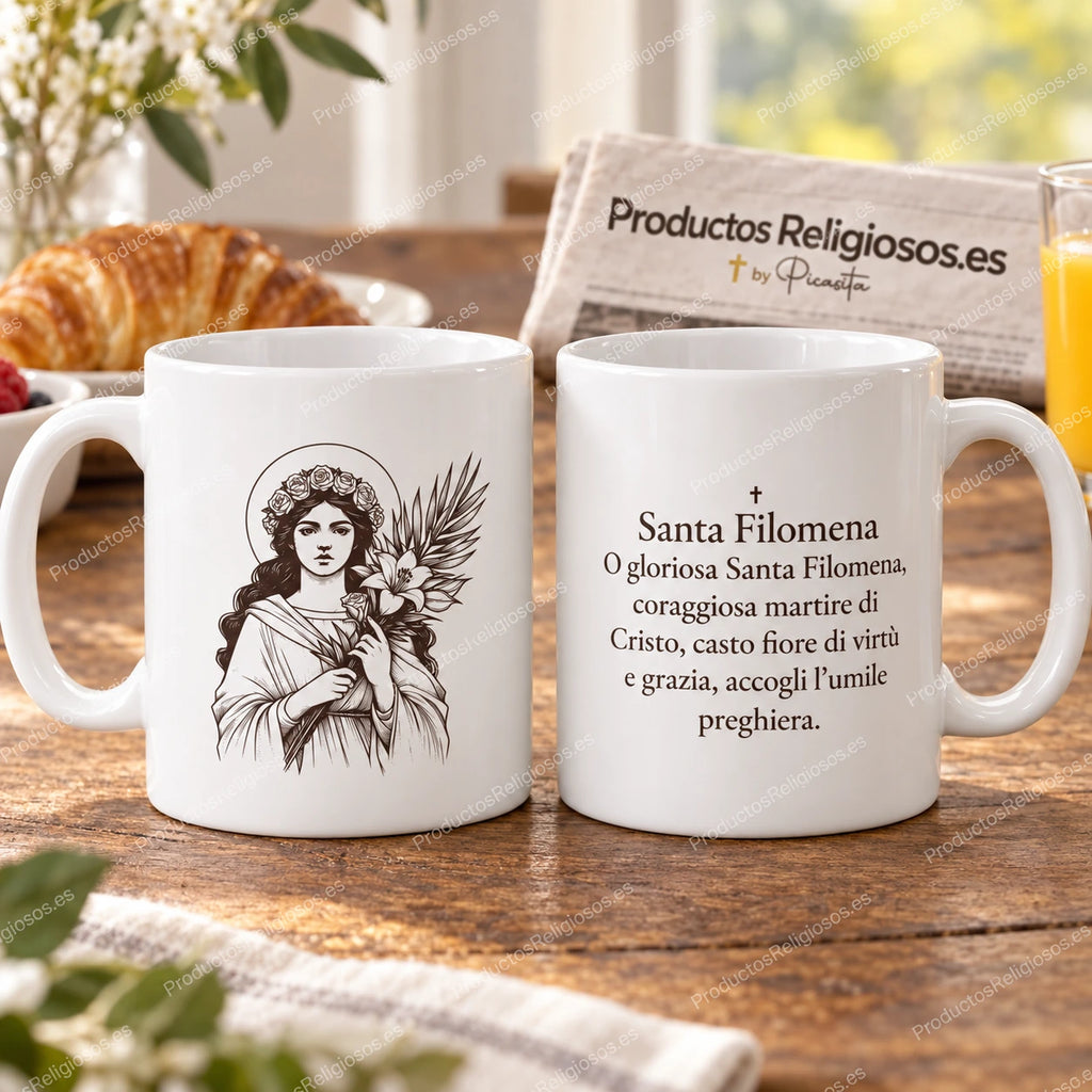 Tasse de sainte Philomène, motif 4 à l’encre foncée et extrait de prière en italien. Vues de l’illustration et du revers dans une scène de produit.