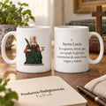 Caneca de Santa Luzia, desenho 3 a cores e excerto de oração em espanhol. Vistas da ilustração e do verso numa cena de produto.