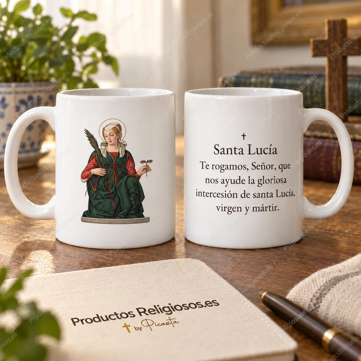 Caneca de Santa Luzia, desenho 3 a cores e excerto de oração em espanhol. Vistas da ilustração e do verso numa cena de produto.