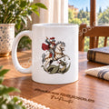 Tassa de sant Jordi, disseny 1 a color i fragment de pregària en llatí. Vistes de la il·lustració i el revers en una escena de producte.