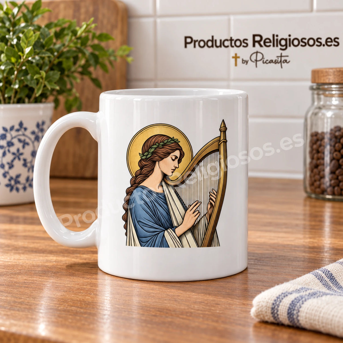 Tasse mit der heiligen Cäcilia, Motiv 2 in Farbe und Gebetsauszug auf Latein. Ansichten der Illustration und Rückseite in einer Produktszene.