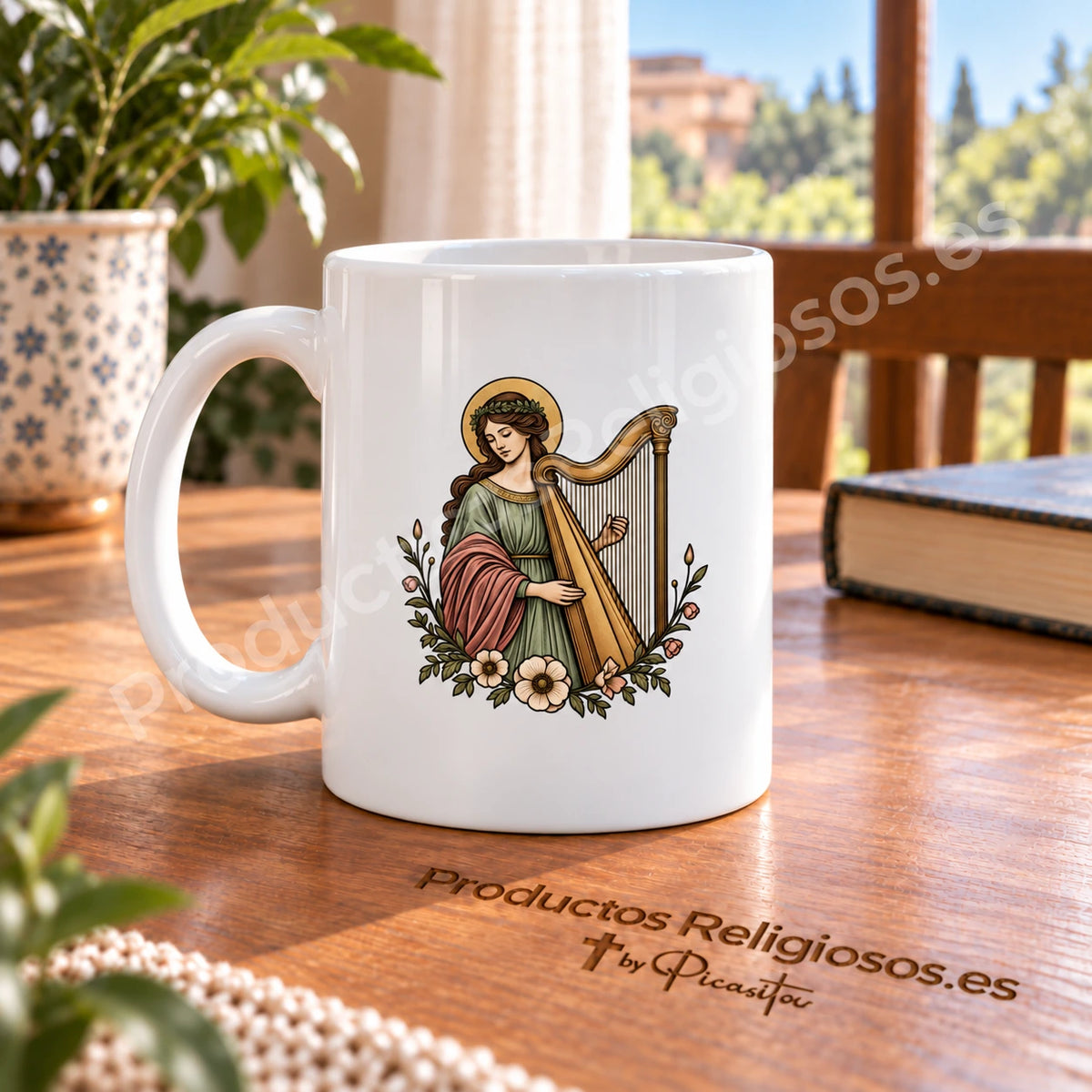 Tasse mit der heiligen Cäcilia, Motiv 3 in Farbe und Gebetsauszug auf Latein. Ansichten der Illustration und Rückseite in einer Produktszene.