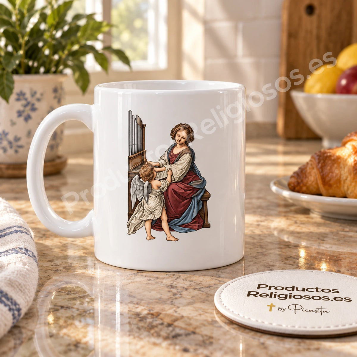 Tasse mit der heiligen Cäcilia, Motiv 4 in Farbe und Gebetsauszug auf Latein. Ansichten der Illustration und Rückseite in einer Produktszene.