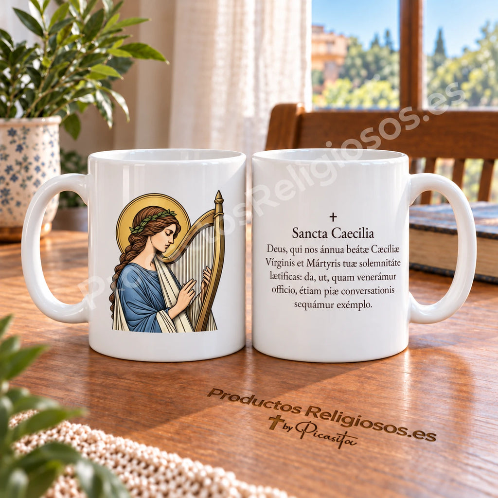 Tasse mit der heiligen Cäcilia, Motiv 2 in Farbe und Gebetsauszug auf Latein. Ansichten der Illustration und Rückseite in einer Produktszene.
