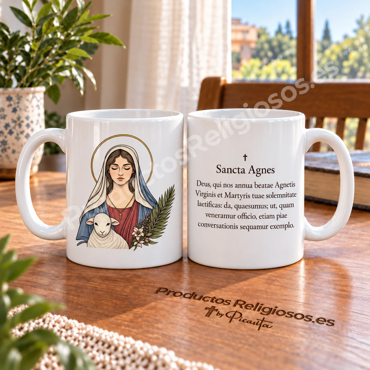 Tasse mit der heiligen Agnes, Motiv 2 in Farbe und Gebetsauszug auf Latein. Ansichten der Illustration und Rückseite in einer Produktszene.